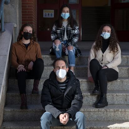 Esther Martín, Maria Pérez y Paula López junto a su profesor Chema Mezquita.