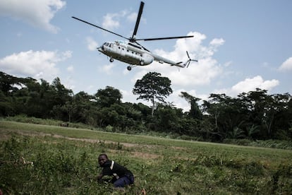 Un helicópetero con suministros médicos y trabajadores sanitarios especializados en el virus del ébola despega en Muma, en la República Democrática del Congo.