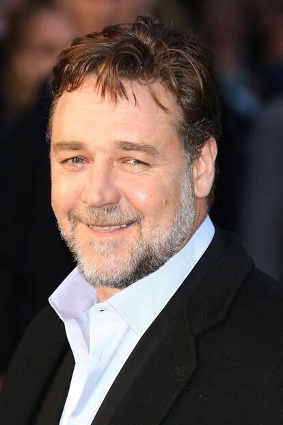  

	Quién: Russell Crowe (dirige y protagoniza).

	 

	Qué: El maestro del agua.
	

	 

	De qué va: Es una aventura épica desarrollada cuatro años después de la batalla de Gallipoli, en Turquía (durante la Primera Guerra Mundial). El granjero australiano Connor (Crowe) viaja a Estambul para encontrar a sus hijos (desaparecidos en combate) y se enamora de una mujer turca (Olga Kurylenko), propietaria del hotel en el que se hospeda. La historia narra el viaje de Connor a través del país para descubrir la verdad acerca del paradero de sus hijos.

	 

	Cuándo: 24 de abril de 2015.