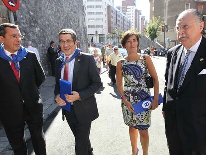 El <b><i>lehendakari,</b></i> Patxi López (segundo por la izquierda), llega junto a su esposa, la concejal bilbaína, Begoña Gil, a la recepción a las autoridades que ayer ofreció el alcalde, Iñaki Azkuna (a la derecha). Junto a ellos, el diputado general de Vizcaya, José Luis Bilbao.