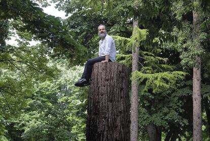 El escritor y cineasta Oskar Alegria, autor de las películas La casa Emak Bakia y Zumiriki, subido a un tronco.