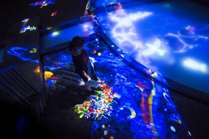 Imagen de una de las actuales exposiciones del teamLab, &#039;A Forest Where Gods Live presented by Shiseido&#039;. Estar&aacute; hasta el 9 de octubre en el parque Mifuneyama, en Saga (Jap&oacute;n).
 