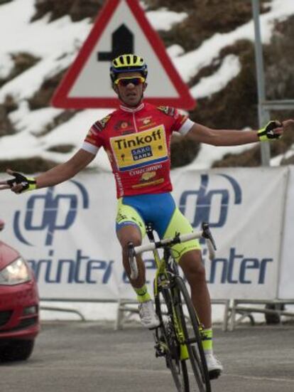 Contador cruza victorioso la meta.