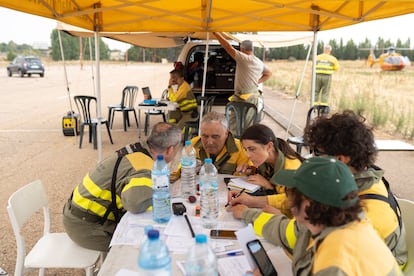 Bomberos se reúnen en el puesto de mando del incendio en La Bañeza, este miércoles.