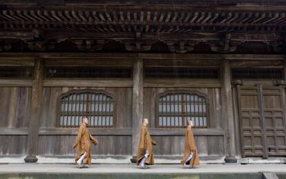 Monjes en el templo de Kamakura (Jap&oacute;n).  