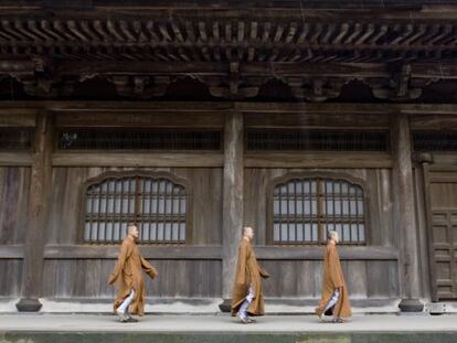 Monjes en el templo de Kamakura (Japón).