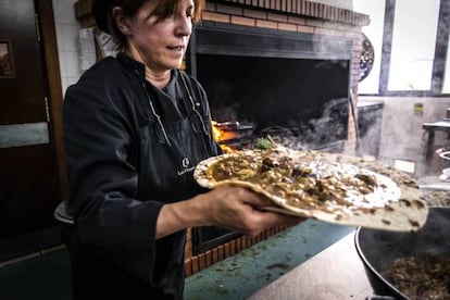 Juani Palao terminando un plato de gazpachos