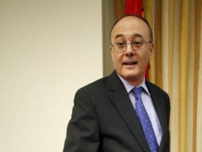 Bank of Spain Governor Luis María Linde stands before appearing before Economy Committee in Congress.