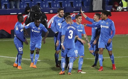 Los jugadores del Getafe celebran el gol de Jorge Molina al Deportivo.