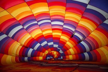 La vela de uno de los tres globos antes de hincharse. Mide 30 metros de alto y tiene un diámetro de 18 metros.