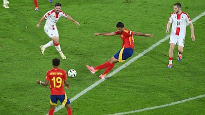 Rodri golpea desde la frontal del área en el gol del empate de España.