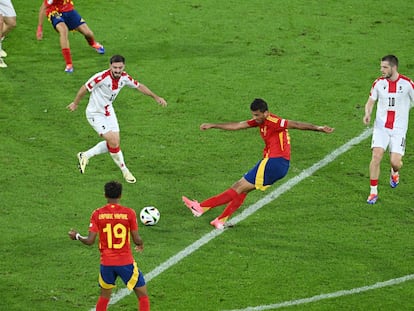 Rodri golpea desde la frontal del área en el gol del empate de España.