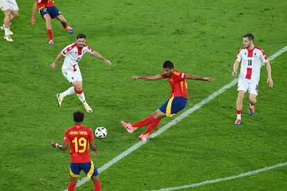 Rodri marca desde la frontal del área el empate para España.