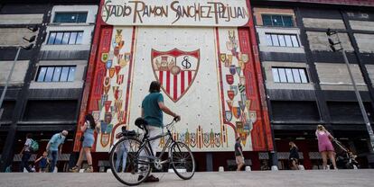 Aficionados en los alrededores del estadio del Sevilla FC, el Sánchez-Pizjuán, que hoy acoge el retorno a la LaLiga Santander con el derbi Sevilla-Betis después de tres meses sin fútbol por la pandemia de coronavirus.