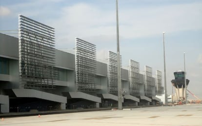 Fachada y torre de control del aeropuerto murciano de Corvera.