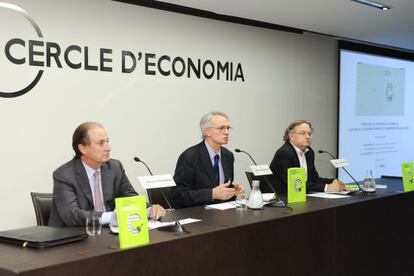 De izquierda a derecha, Manel Brufau, Antón Costas y Josep Ramoneda.