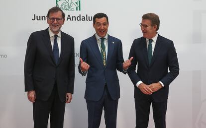 El presidente de la Junta de Andalucía, Juanma Moreno, junto al expresidente del Gobierno Mariano Rajoy y el presidente del PP, Alberto Núñez Feijóo, posando tras jurar el cargo.
