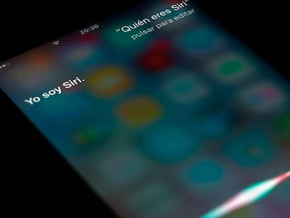 Un dispositivo iOs con la aplicación Siri en funcionamiento.