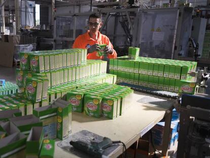 Un trabajador de detergentes Lagarto en la f&aacute;brica de Euroqu&iacute;mica de Zaragoza
