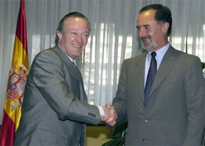 El ministro Piqué, junto al presidente del grupo Volkswagen, Bernd Piscetsrieder.