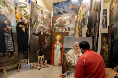 Raúl Berzosa pinta en su taller uno de los retratos del papa Francisco que se han viralizado tras su fallecimiento, en una imagen cedida por el autor.