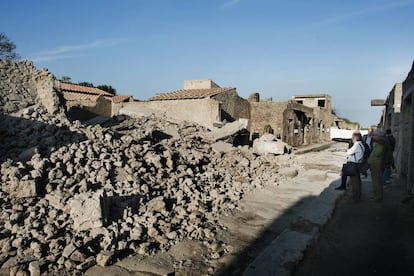 This picture taken on November 6, 2010 shows the ruins of the Gladiator domus in the archeological site of Pompeii after the house of Roman age collapsed. AFP PHOTO / ROBERTO SALOMONE