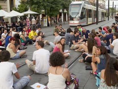 Un momento de la sentada en la que medio centenar de estudiantes universitarios interrumpieron el tranv&iacute;a de Sevilla.