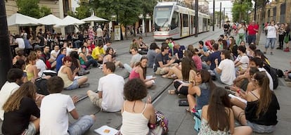 Un momento de la sentada en la que medio centenar de estudiantes universitarios interrumpieron el tranv&iacute;a de Sevilla.