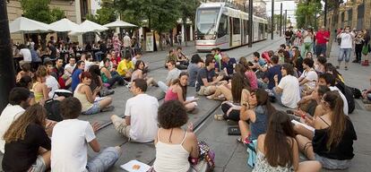 Un momento de la sentada en la que medio centenar de estudiantes universitarios interrumpieron el tranvía de Sevilla.