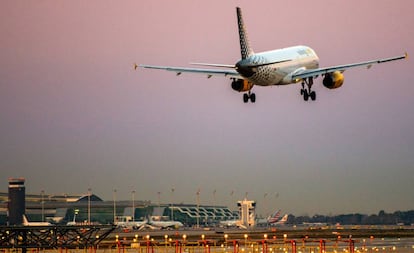 Un avión de Vueling en el aeropuerto de El Prat.