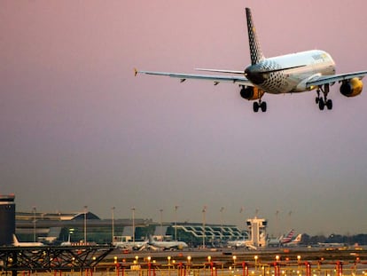 Un avión de Vueling en el aeropuerto de El Prat.