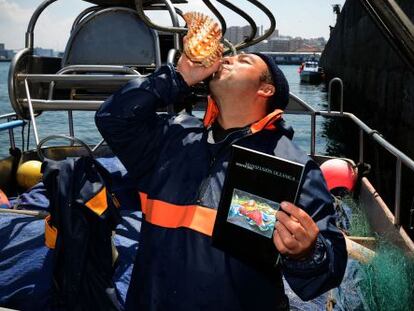 Xos&eacute; Iglesias, en su barco con su primer poemario.