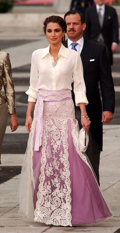 El primer episodio que supuso la absoluta confirmación de la reina Rania como icono de estilo global se produjo sobre suelo español en 2006. Fue cuando apareció en la boda de Letizia Ortiz y el entonces todavía Príncipe de Asturias con una indumentaria que desafiaba todos los códigos de un enlace real y aún así funcionaba. Aquella falda con encajes de Givenchy combinada con una sencilla camisa blanca de seda fascinó a los críticos de moda de todo el mundo y quedó grabada para siempre en las retinas del gran público.