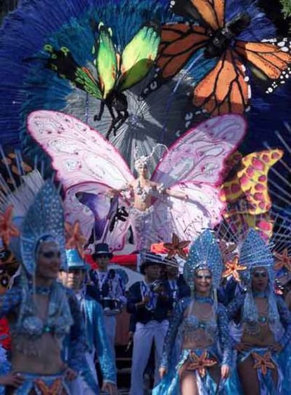 Bailarinas durante un desfile de Carnaval en el centro de Santa Cruz.
