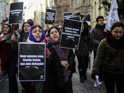 Manifestantes guardan un minuto de silencio en Estambul por el atentado terrorista contra el semanario 'Charlie Hebdo'.