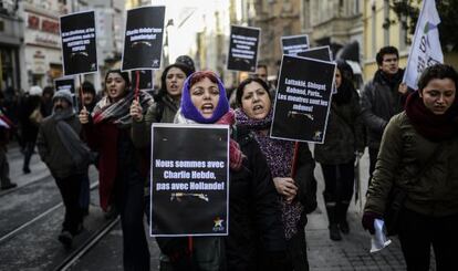 Manifestantes guardan un minuto de silencio en Estambul por el atentado terrorista contra el semanario 'Charlie Hebdo'.