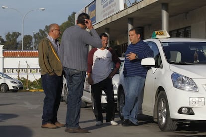 Los taxistas serian uno de los colectivos que más se beneficiarían de la llegada del escudo. En la imagen parada de Taxis en la puerta de la base.