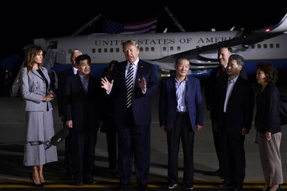 El presidente de EE UU, Donald J. Trump (c), atiende a la prensa mientras recibe a los tres presos estadounidenses liberados por Corea del Norte en la base militar de Andrews en Maryland (Estados Unidos).