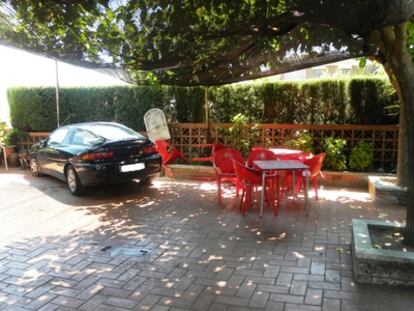 Vista del coche que se ha empotrado esta mañana contra la terraza de un bar de Rubí.