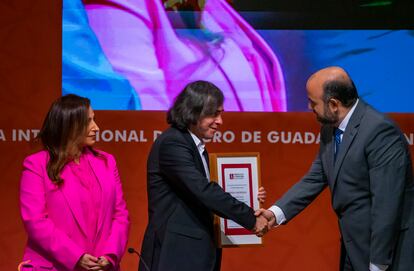 Mircea Cărtărescu recibió el premio de manos del rector de la Universidad de Guadalajara Ricardo Villanueva y la Jequesa Bodour Al Qasimi.