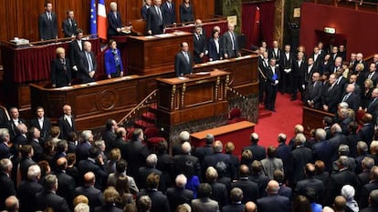 El president, François Hollande, l'Assemblea Nacional i el Senat de França entonen 'La Marsellesa' després del discurs del president.