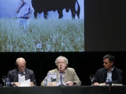 Pedro S&aacute;nchez (derecha), con Ian Gibson (centro), en la presentaci&oacute;n del libro del estudioso &#039;Aventuras Ib&eacute;ricas&#039;.
 