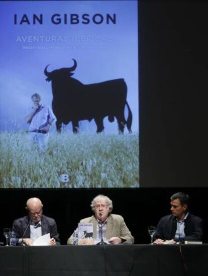 Pedro Sánchez (derecha), con Ian Gibson (centro), en la presentación del libro del estudioso 'Aventuras Ibéricas'.