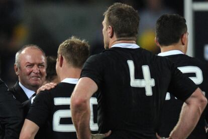 El seleccionador neozelandés Graham Henry felicita a sus jugadores tras la victoria ante Australia.