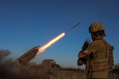 La 25ª Brigada Aerotransportada Sicheslav dispara un sistema de lanzamiento múltiple de cohetes BM-21 Grad cerca de Pokrovsk, en la línea del frente, en medio del ataque de Rusia contra Ucrania, en la región de Donetsk, el 19 de abril.
