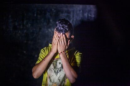 Un joven de origen marroquí debajo de un puente cercano al CETI, en la ciudad autónoma de Melilla.