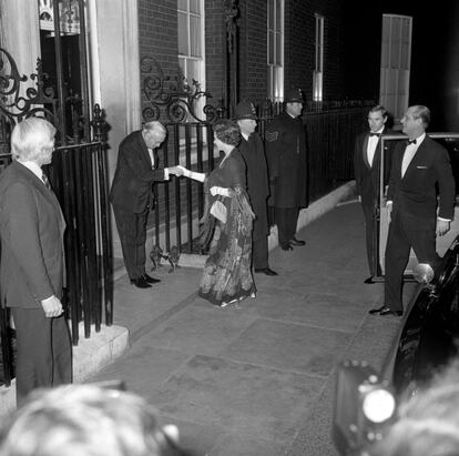 Tras la marcha de Edward Heath en marzo de 1974, Harold Wilson volvi al 10 de Downing Street, donde le saluda la reina en esta imagen, datada en marzo del 1976. A Wilson entonces le quedaba apenas un mes para acabar su mandato.