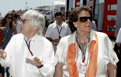 El patrón de la F1, Bernie Ecclestone, junto a la alcaldesa de Valencia, Rita Barberá, en el circuito urbano de Valencia.