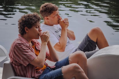 De izquierda a derecha, Dylan Llewellyn y Jon Pointing, en la tercera temporada de 'Big Boys'.