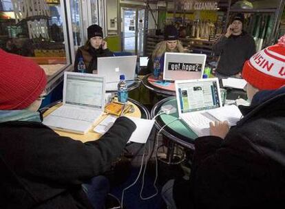 Miembros del equipo de Obama hacen campaña por teléfono en Wisconsin, el pasado febrero.